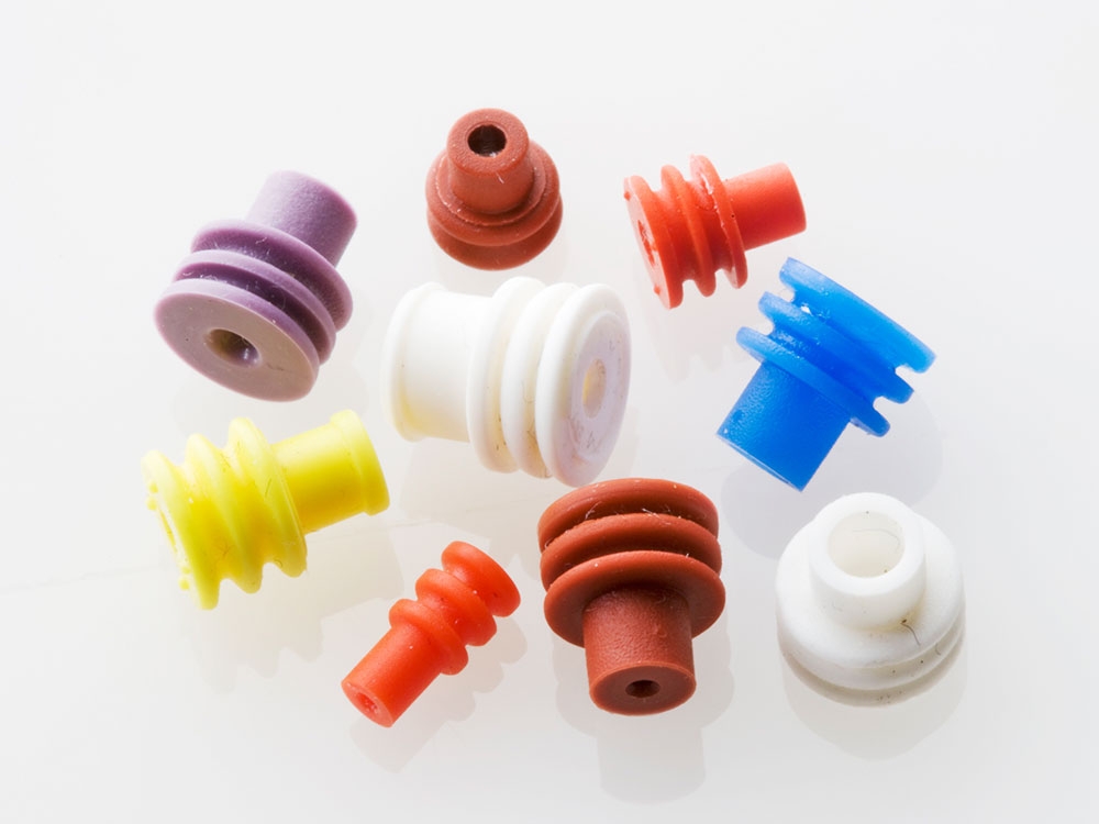 Valve stem seals for passenger and commercial vehicle engines