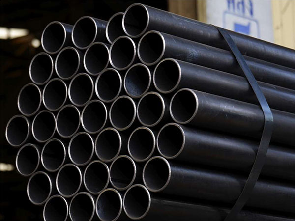 Carbon steel pipes for industrial fluid and gas transportation